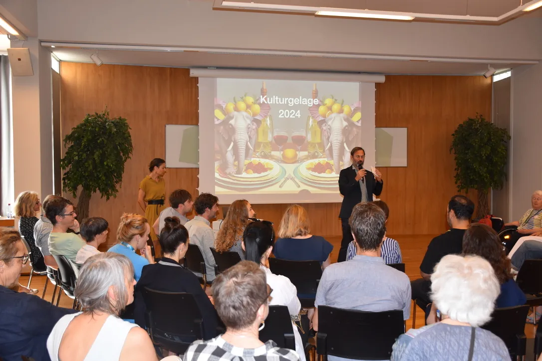 Der Kulturbeauftragte Christian Zwinggi begrüsst das Publikum beim Kulturgelage 2024. (Archiv) Der Kulturbeauftragte spricht vor seinem Publikum.